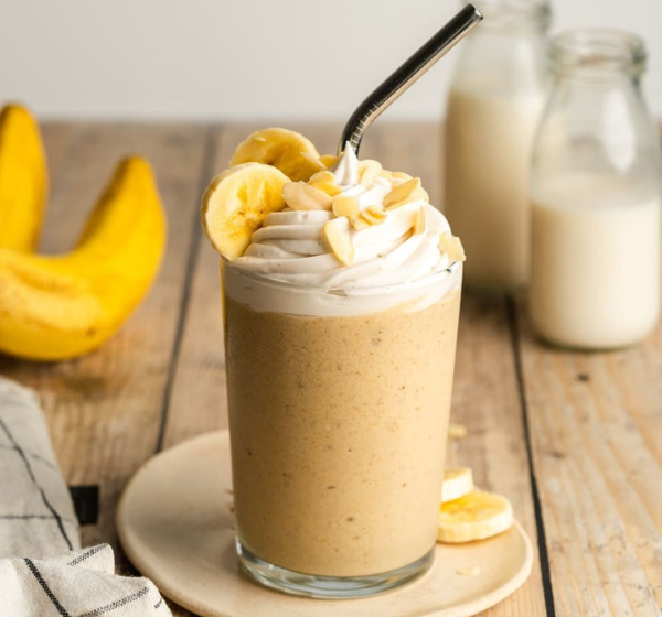 Healthy smoothie with ISWARI organic Maca powder – natural energy boost and vitality support superfood.